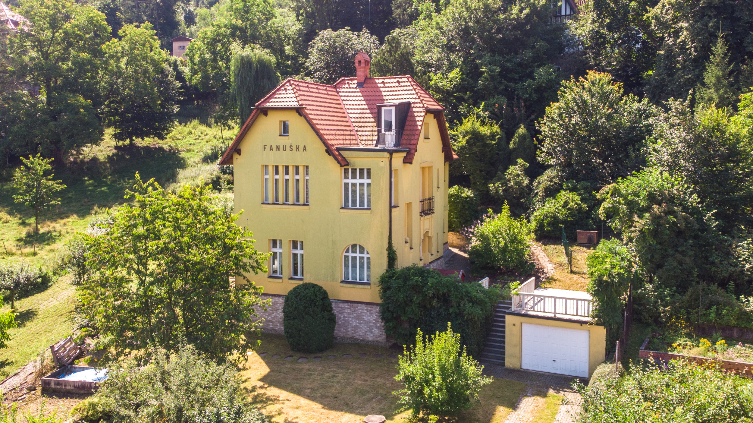 Secesní vila v malebném údolí Berounky, na rozhraní Všenor a Dobřichovic